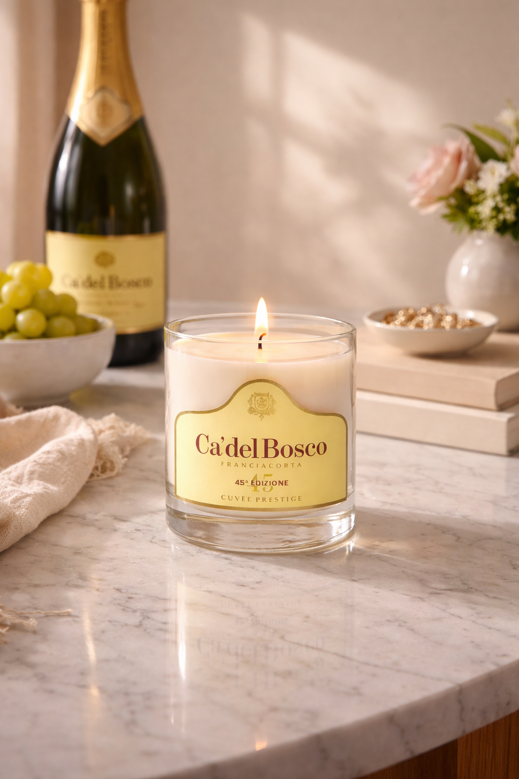 Candela Ca’ del Bosco accesa su tavolino con luce calda 