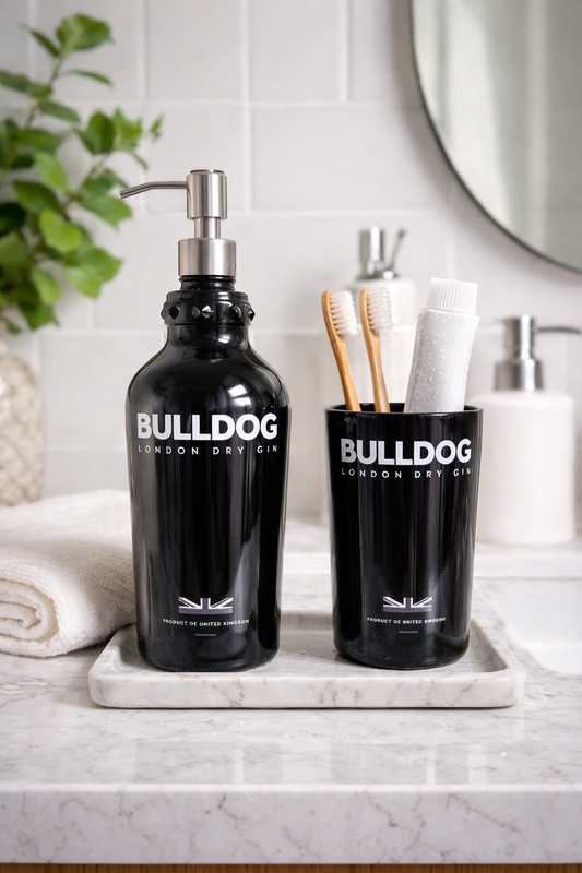 Set bagno Bulldog Gin riciclato con dispenser sapone e portaspazzolini in vetro su piano in marmo