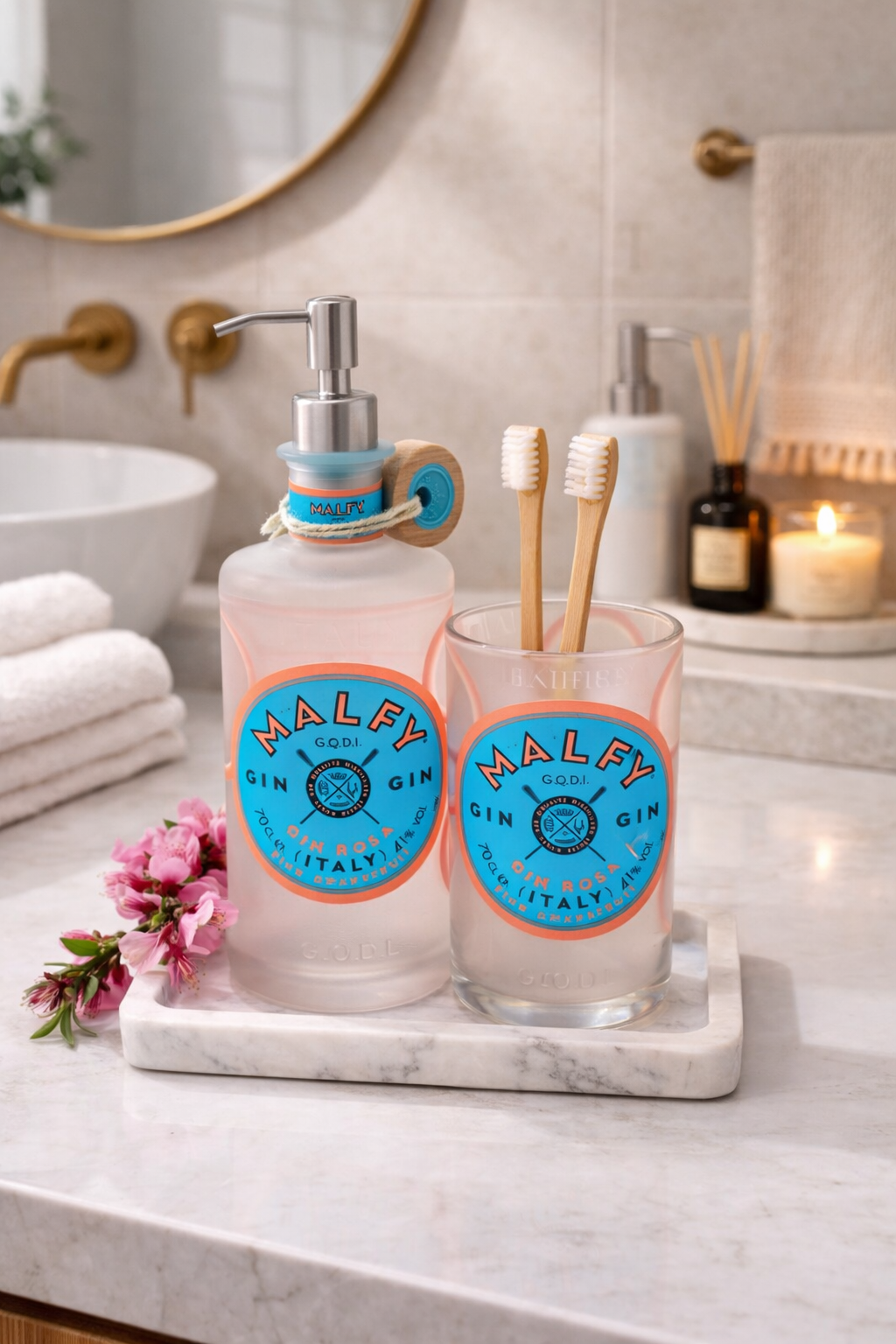 Set bagno Malfy Gin riciclato con dispenser sapone e portaspazzolini in vetro su piano in marmo