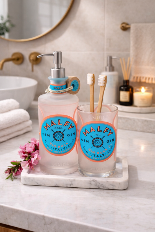 Set bagno Malfy Gin riciclato con dispenser sapone e portaspazzolini in vetro su piano in marmo