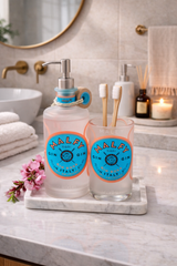 Accessori bagno Malfy Gin riciclato con dispenser e porta spazzolini su vassoio in marmo in bagno moderno