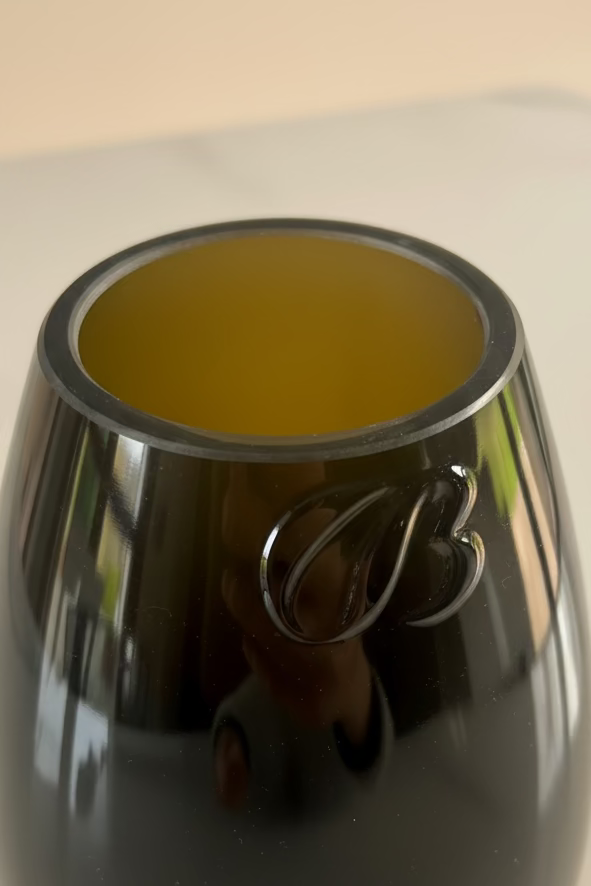 Dettaglio bordo vaso in vetro riciclato Bellavista, taglio a mano e finitura artigianale con riflessi lucidi