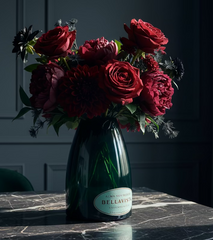 Vaso Bellavista in vetro riciclato con bouquet elegante, ambientazione scura e stile di lusso