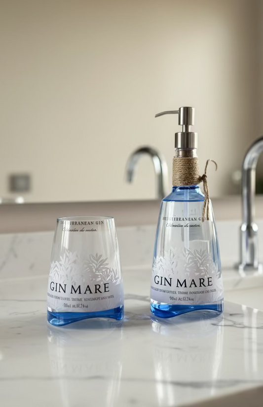Set bagno di design in bottiglia Gin Mare riciclata con dispenser e bicchiere coordinato, stile elegante e sostenibile