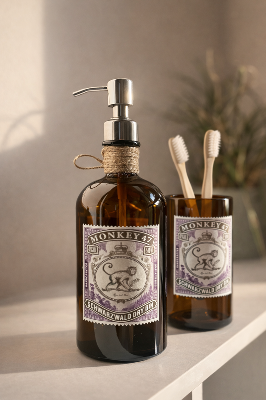 Set bagno Monkey 47 dal design unico con vetro ambrato e dettagli artigianali, perfetto per un ambiente elegante e accogliente
