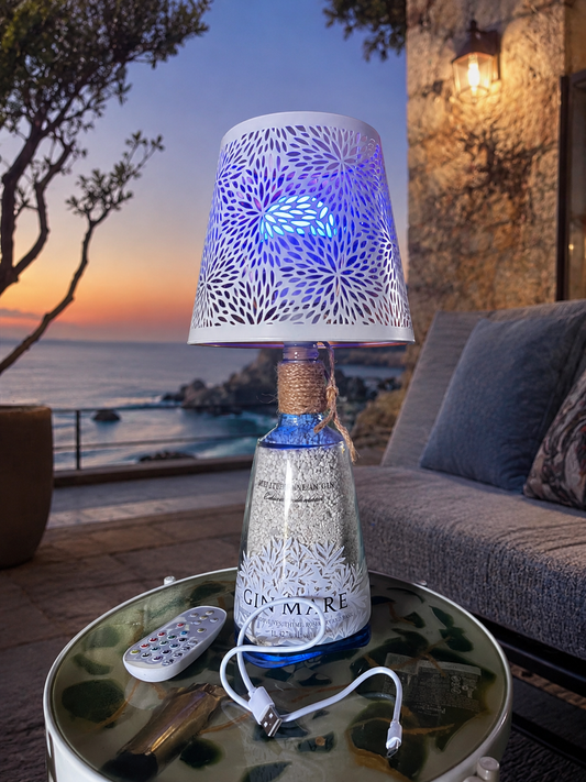 Lampada Gin Mare 1 Litro RGB – Bottiglia Originale con Paralume in Acciaio Traforato Bianco