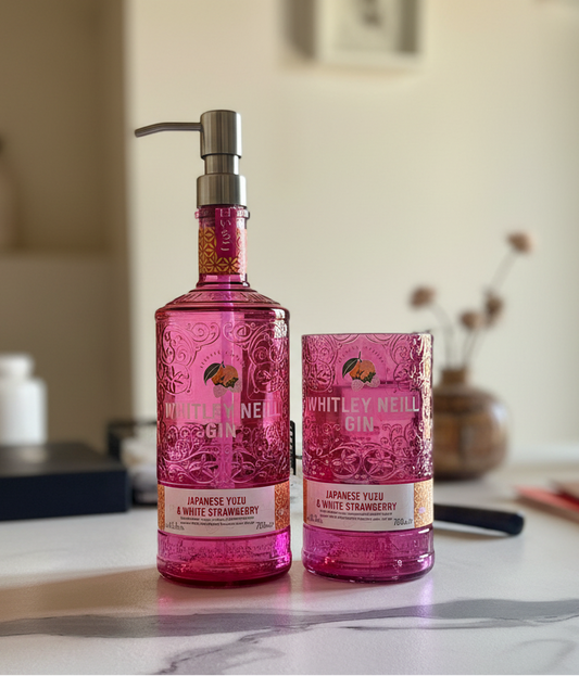 Set bagno rosa in vetro riciclato Whitley Neill Pink Gin con dispenser sapone e portaspazzolini in ambiente moderno