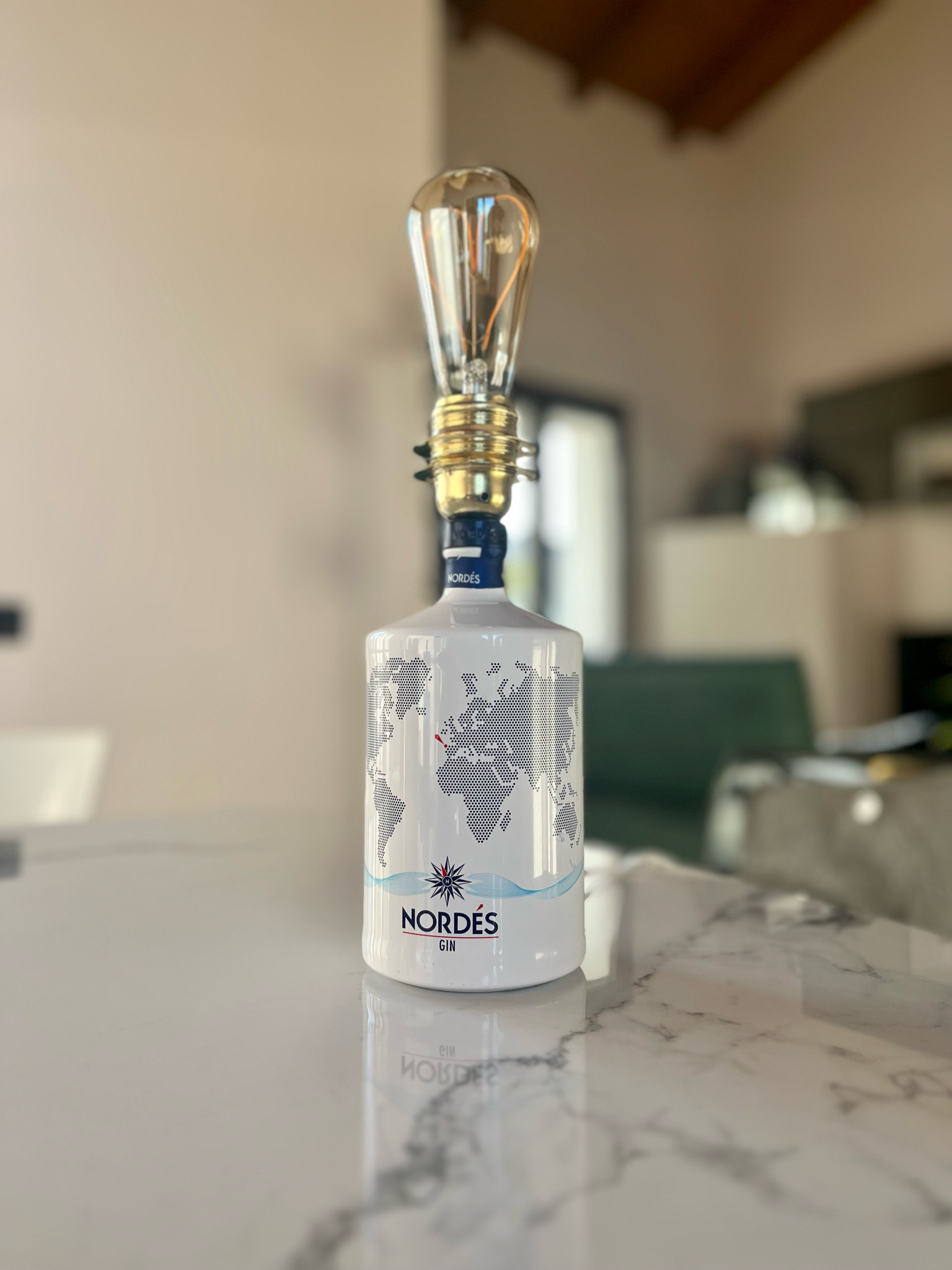 Lampada con bottiglia – La barista disoccupata